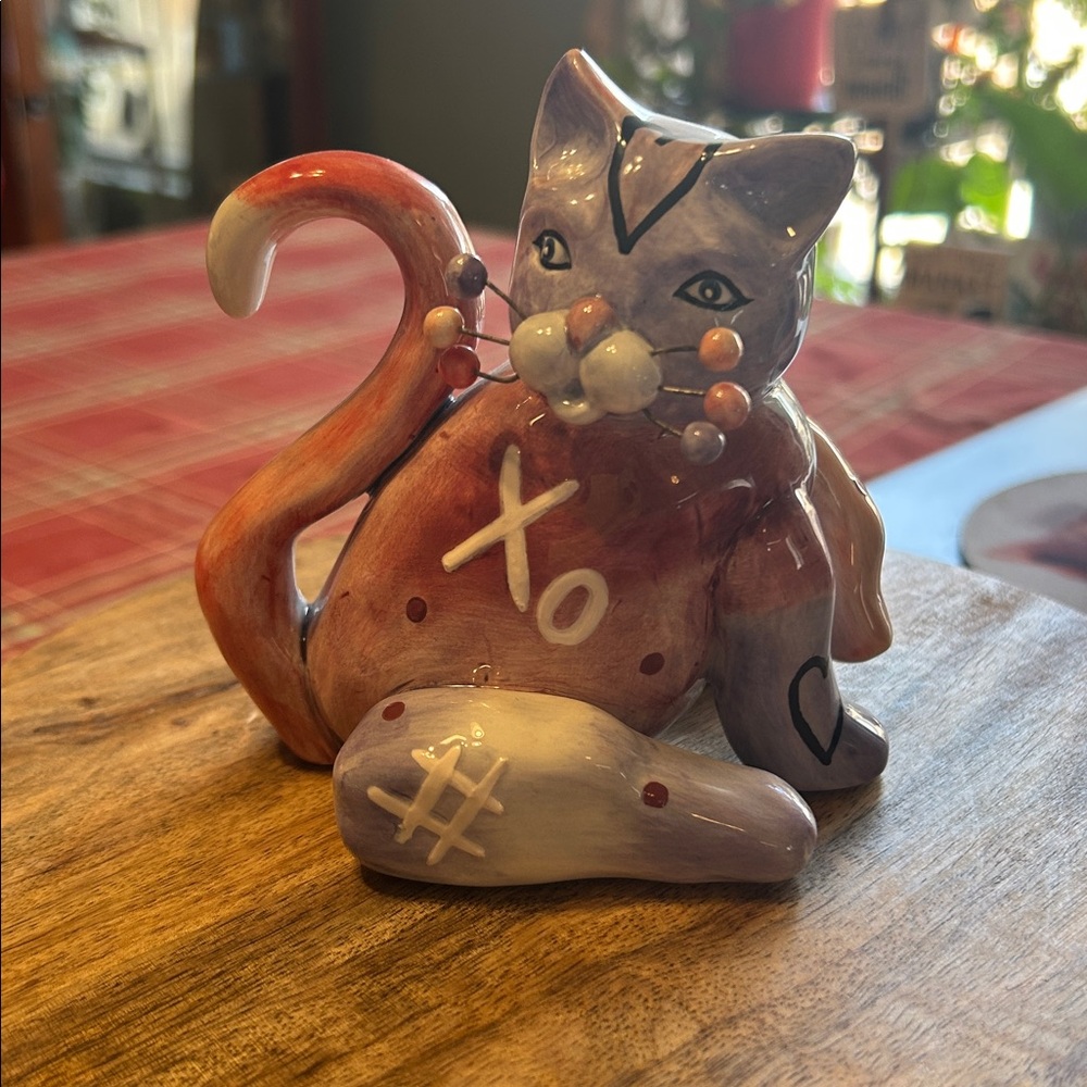 Vintage 2003 XO (Hugs and Kisses) FANCY Ceramic Kitty Cat Figurine Amy Lacombe